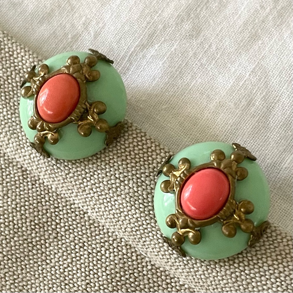 Retro-inspired clip earrings